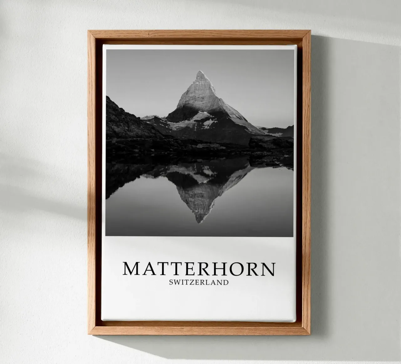 Matterhorn Schweiz Landscape Scene Graustufen Leinwand mit Schattenfugenrahmen von Charnwood Prints
