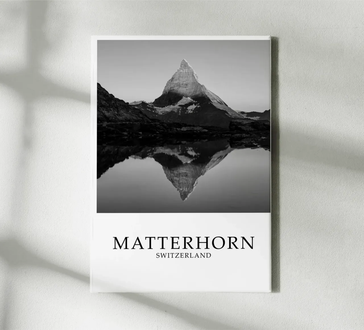 Matterhorn Schweiz Landscape Scene Graustufen Leinwand mit Schattenfugenrahmen von Charnwood Prints