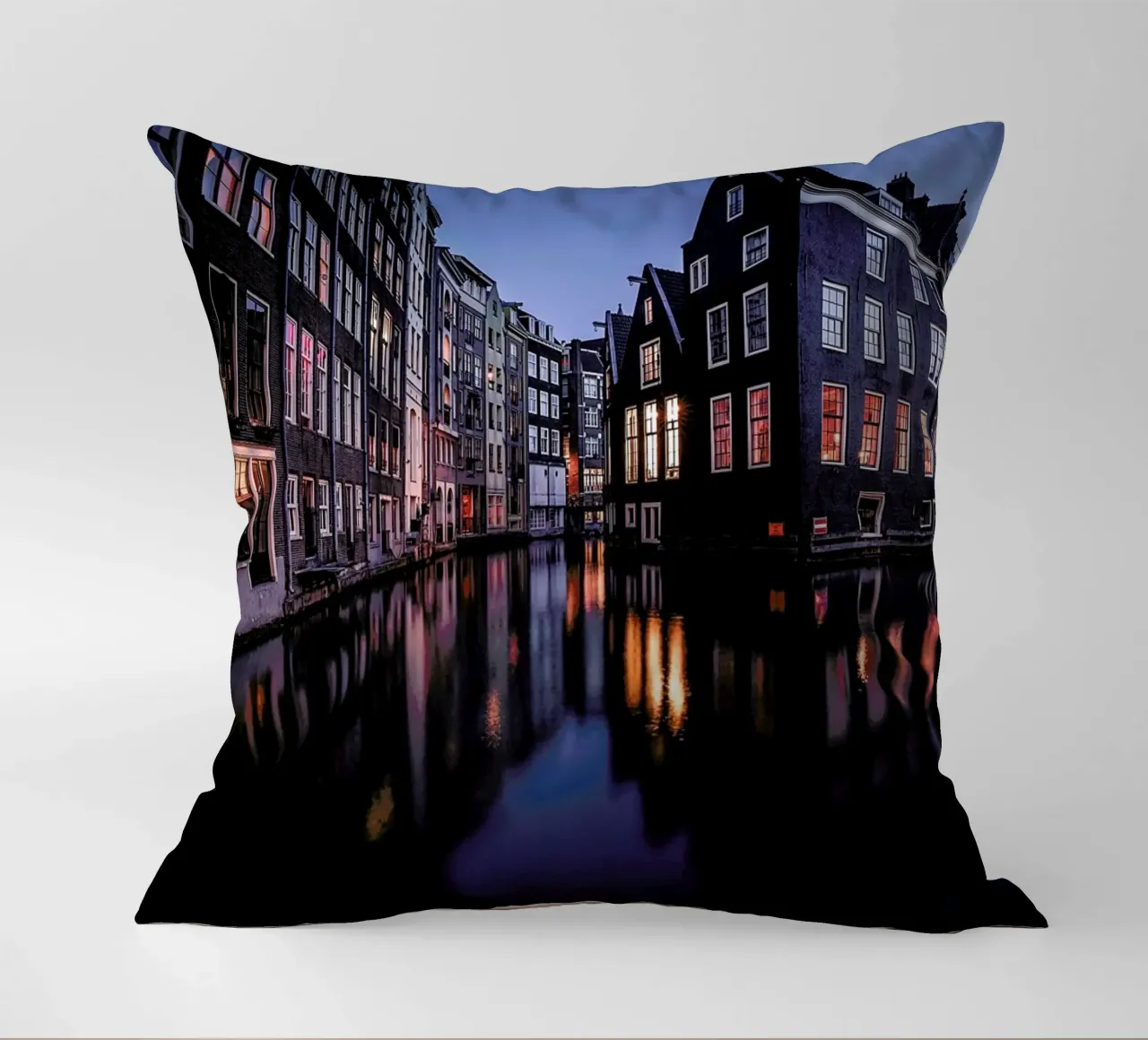 Still Canals & Bright Windows by @osnkyli cuscino da EyeEm Mobile GmbH