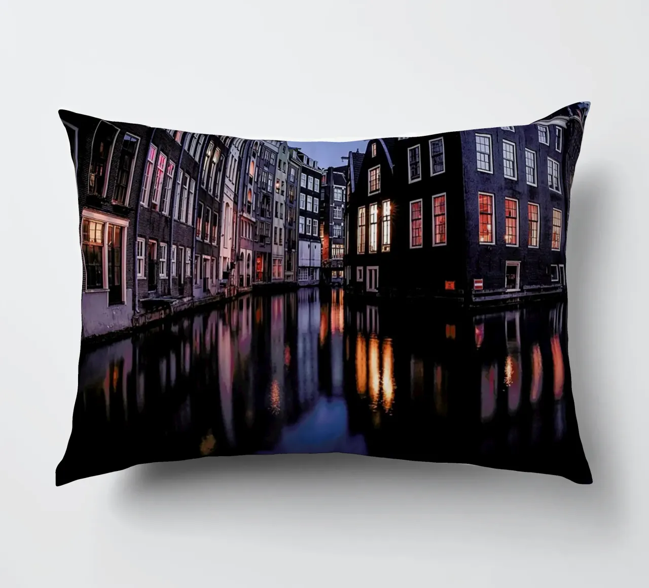 Still Canals & Bright Windows by @osnkyli cuscino da EyeEm Mobile GmbH