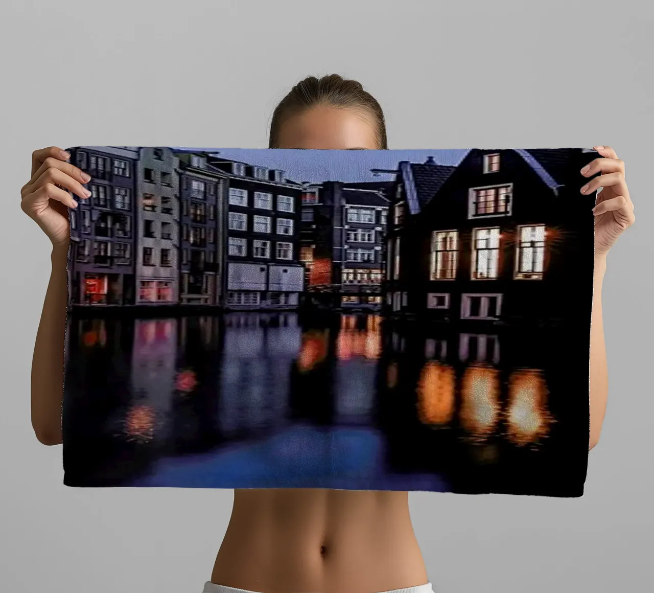 Still Canals & Bright Windows by @osnkyli asciugamano da bagno da EyeEm Mobile GmbH
