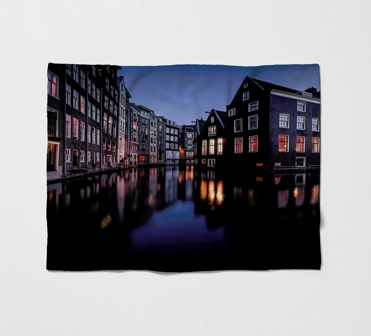 Still Canals & Bright Windows by @osnkyli coperta in pile da EyeEm Mobile GmbH