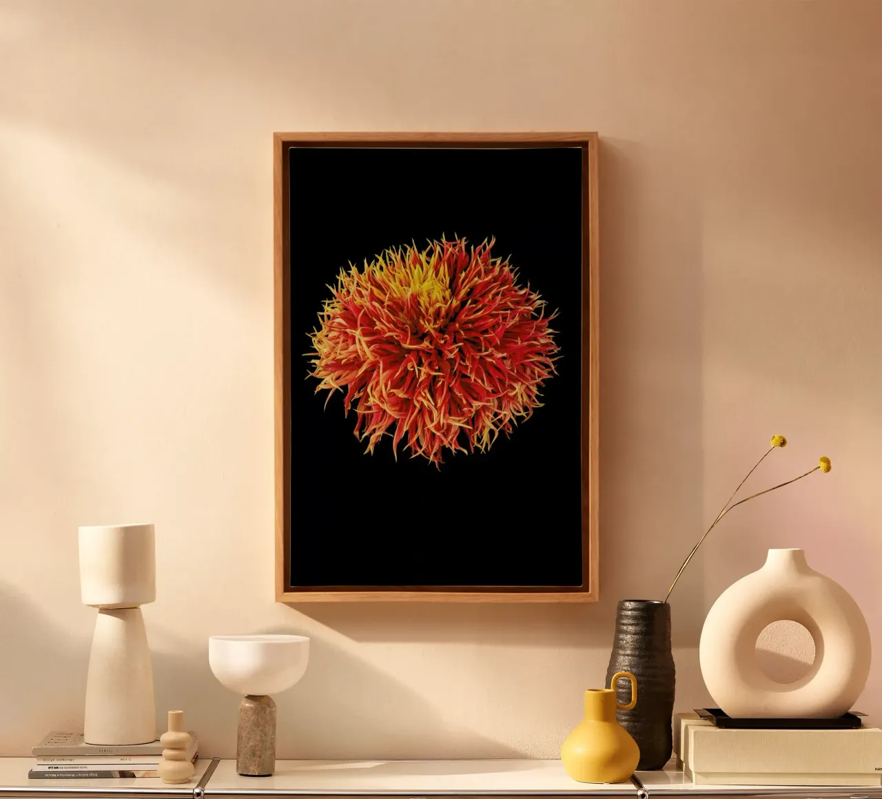 Dahlia 2 canvas met Baklijst van Curious Collections by Marielle Leenders