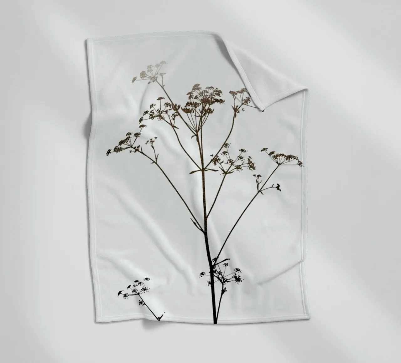 Dried Flowers Silhouette 1 coperta in pile da Monika Strigel