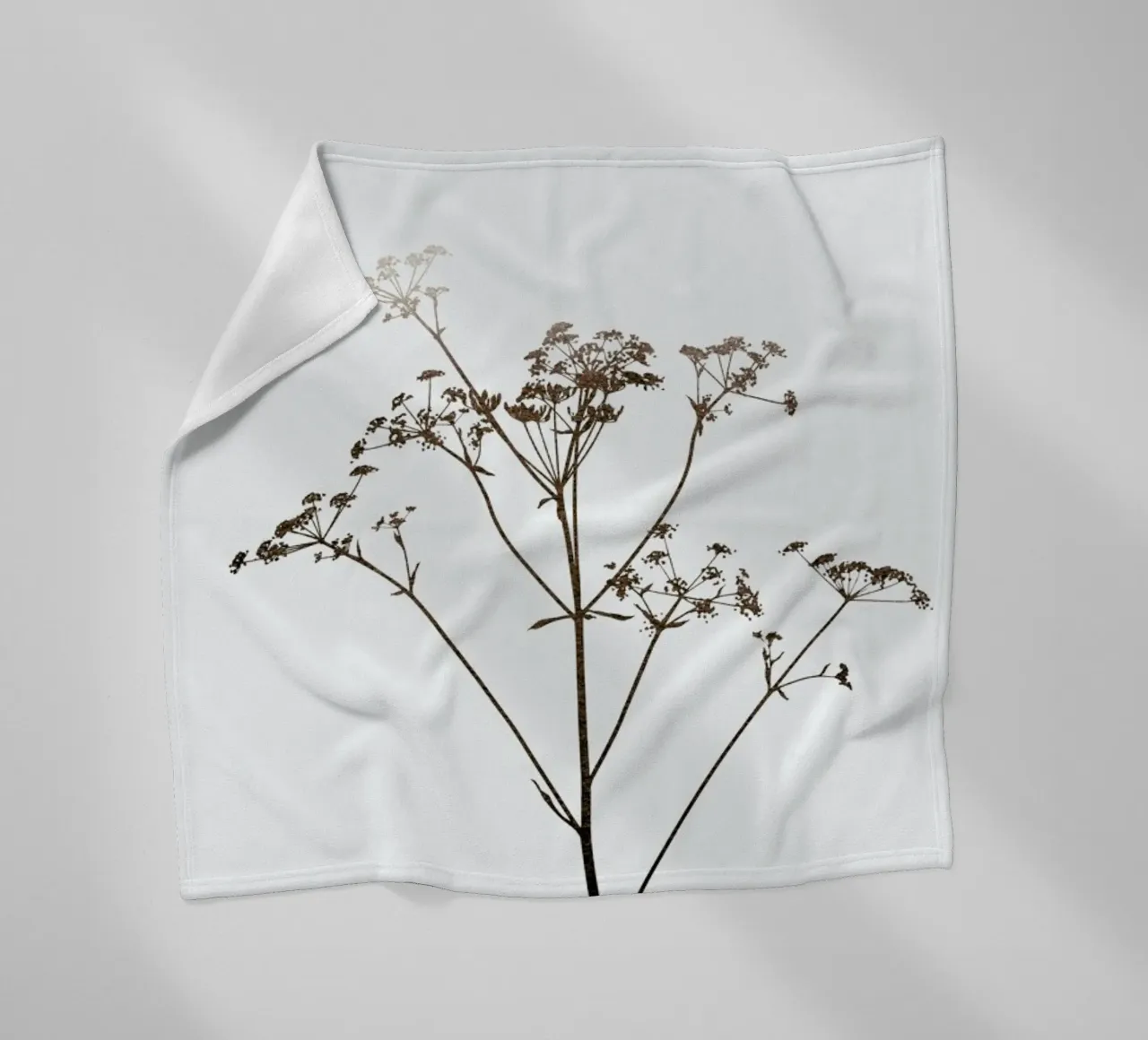 Dried Flowers Silhouette 1 coperta in pile da Monika Strigel