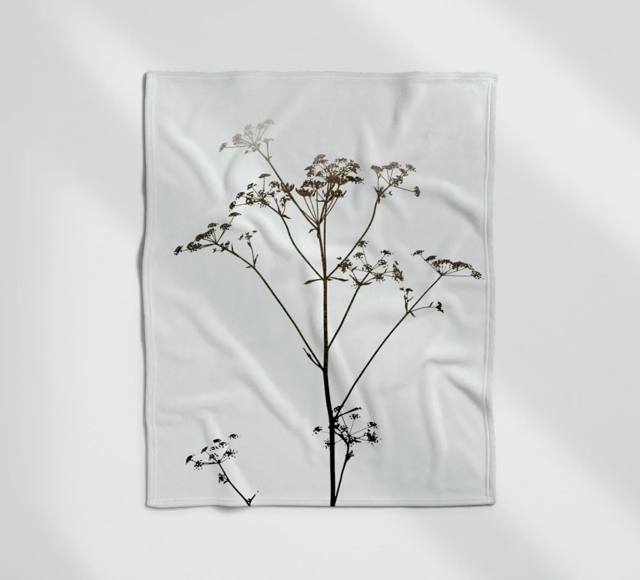 Dried Flowers Silhouette 1 coperta in pile da Monika Strigel