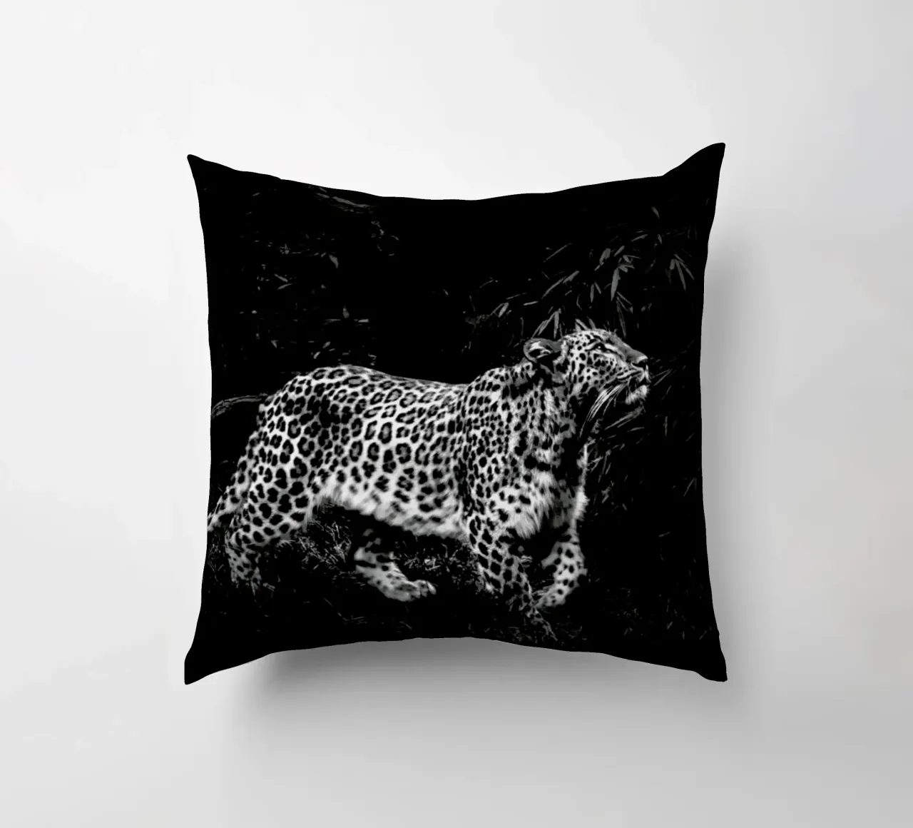 Leopard In Black And White cuscino da Natural Kingdom