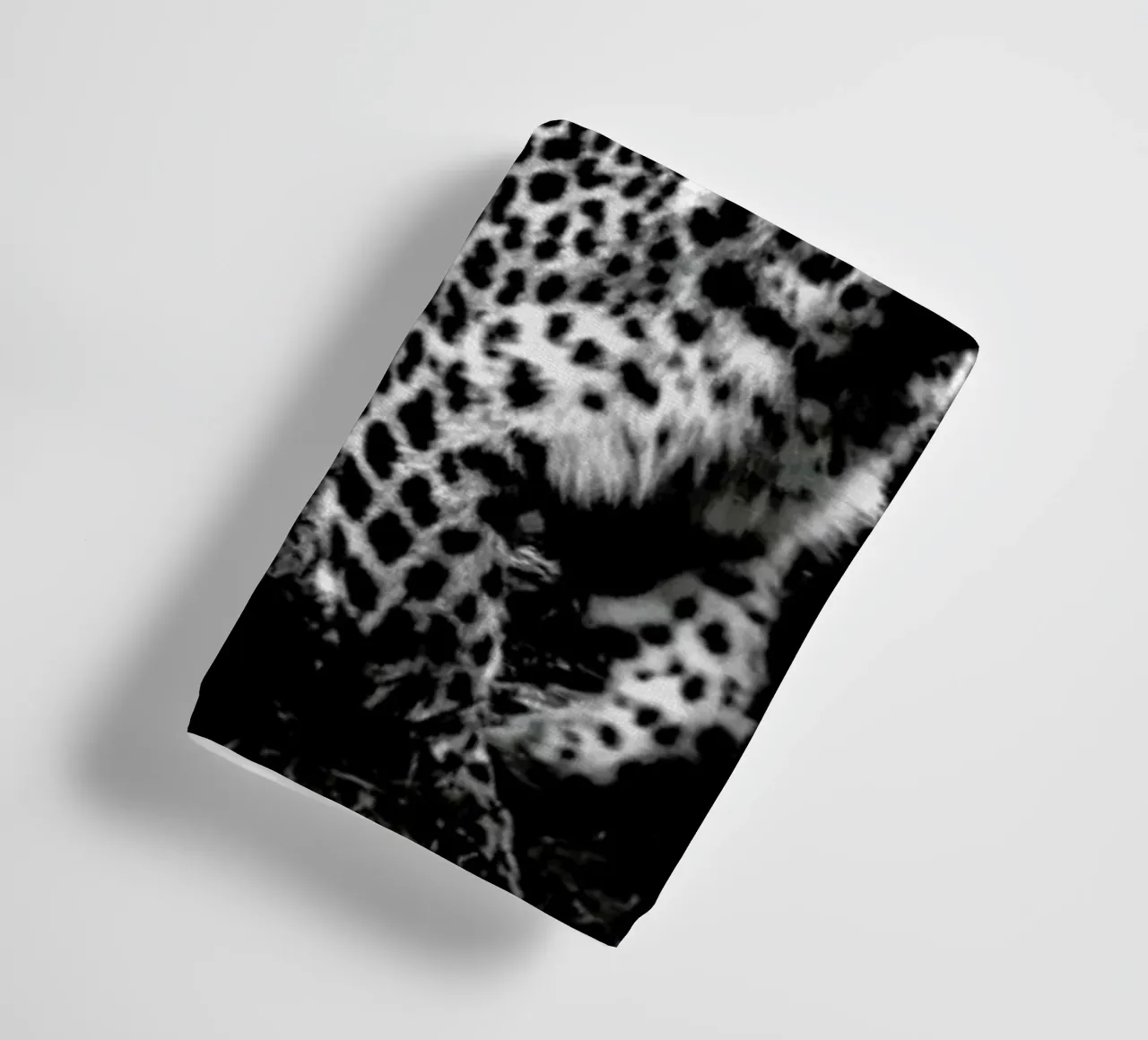 Leopard In Black And White asciugamano da bagno da Natural Kingdom