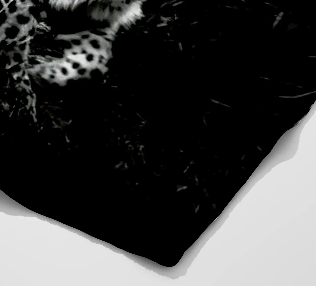 Leopard In Black And White coperta in pile da Natural Kingdom