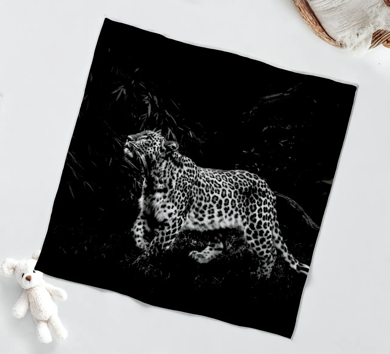 Leopard In Black And White coperta in pile da Natural Kingdom