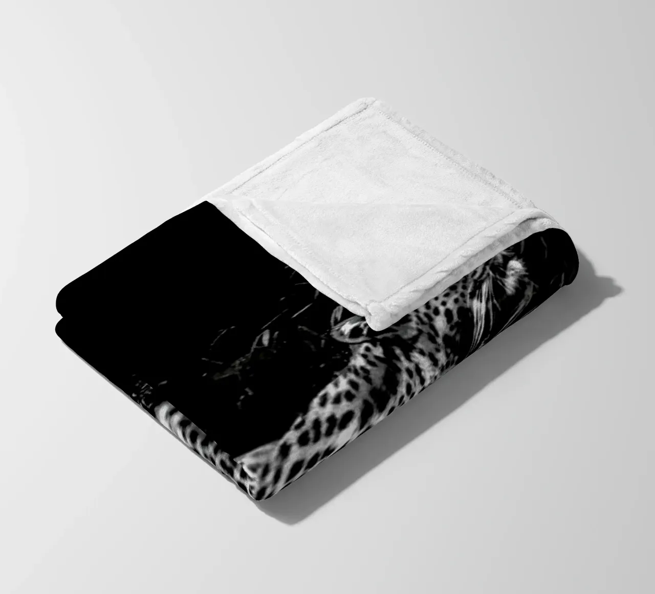 Leopard In Black And White coperta in pile da Natural Kingdom