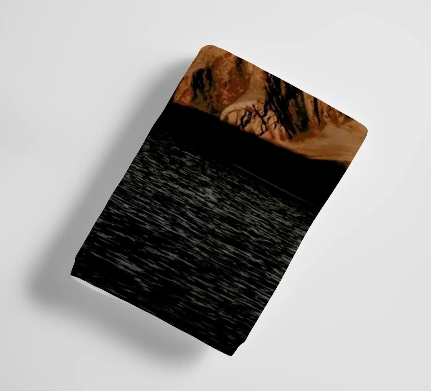 Mountain Elements Handtuch von METROPOLIS