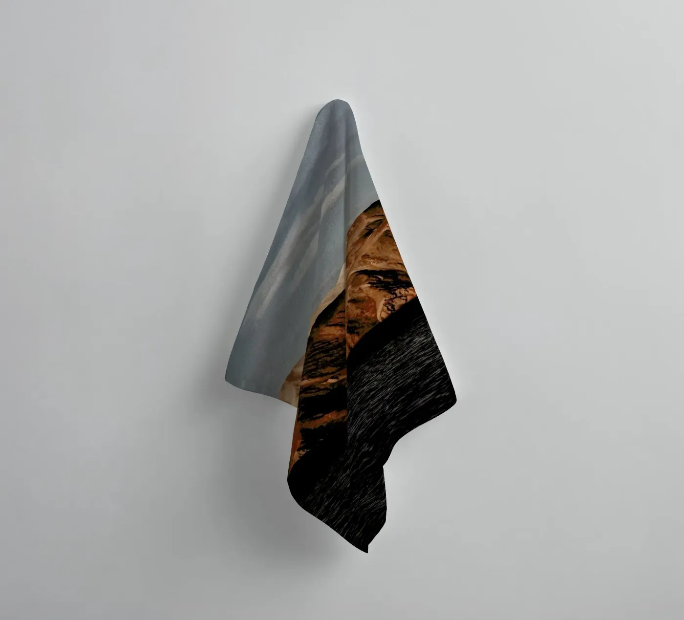 Mountain Elements Handtuch von METROPOLIS