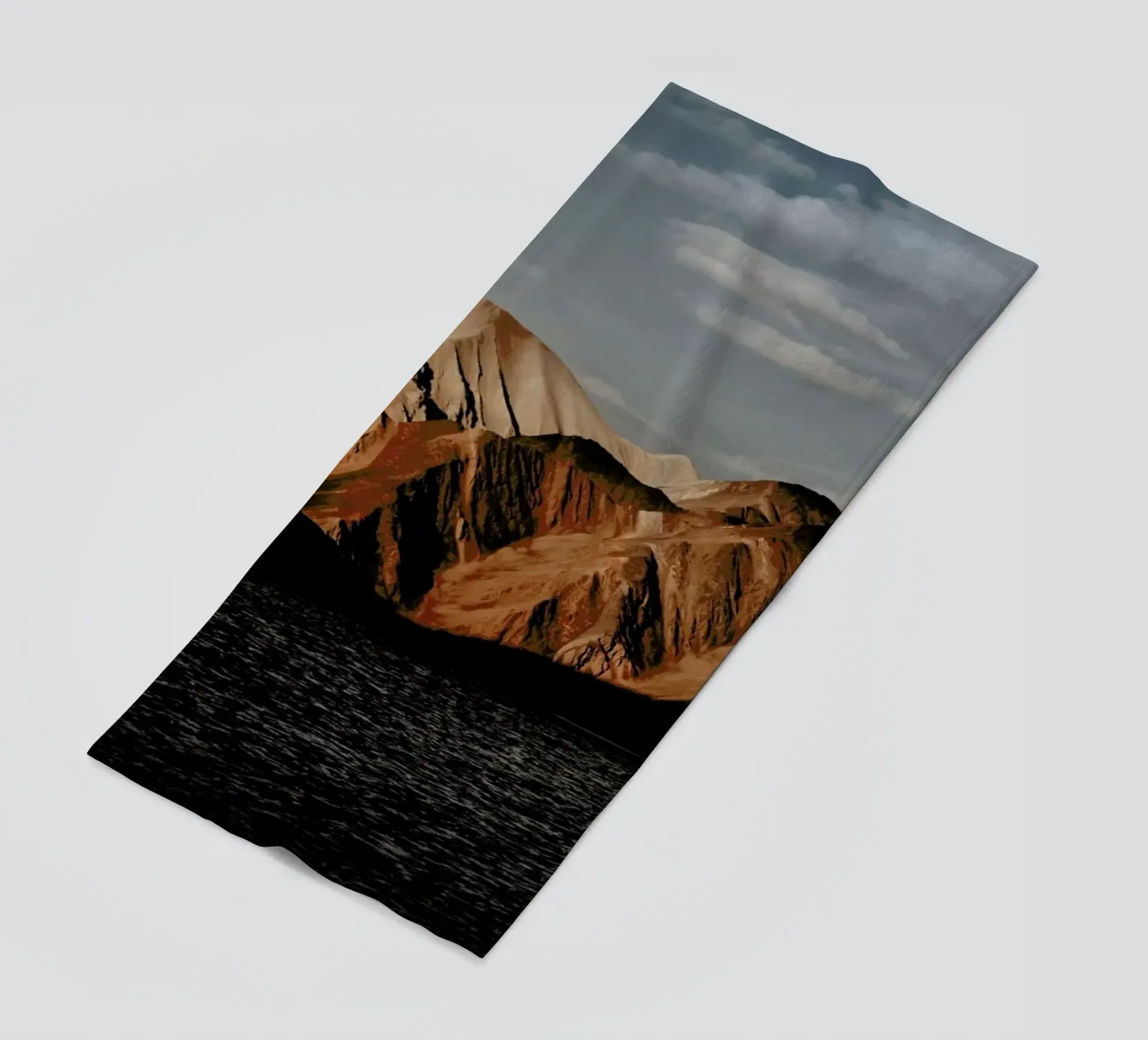 Mountain Elements Strandtuch von METROPOLIS