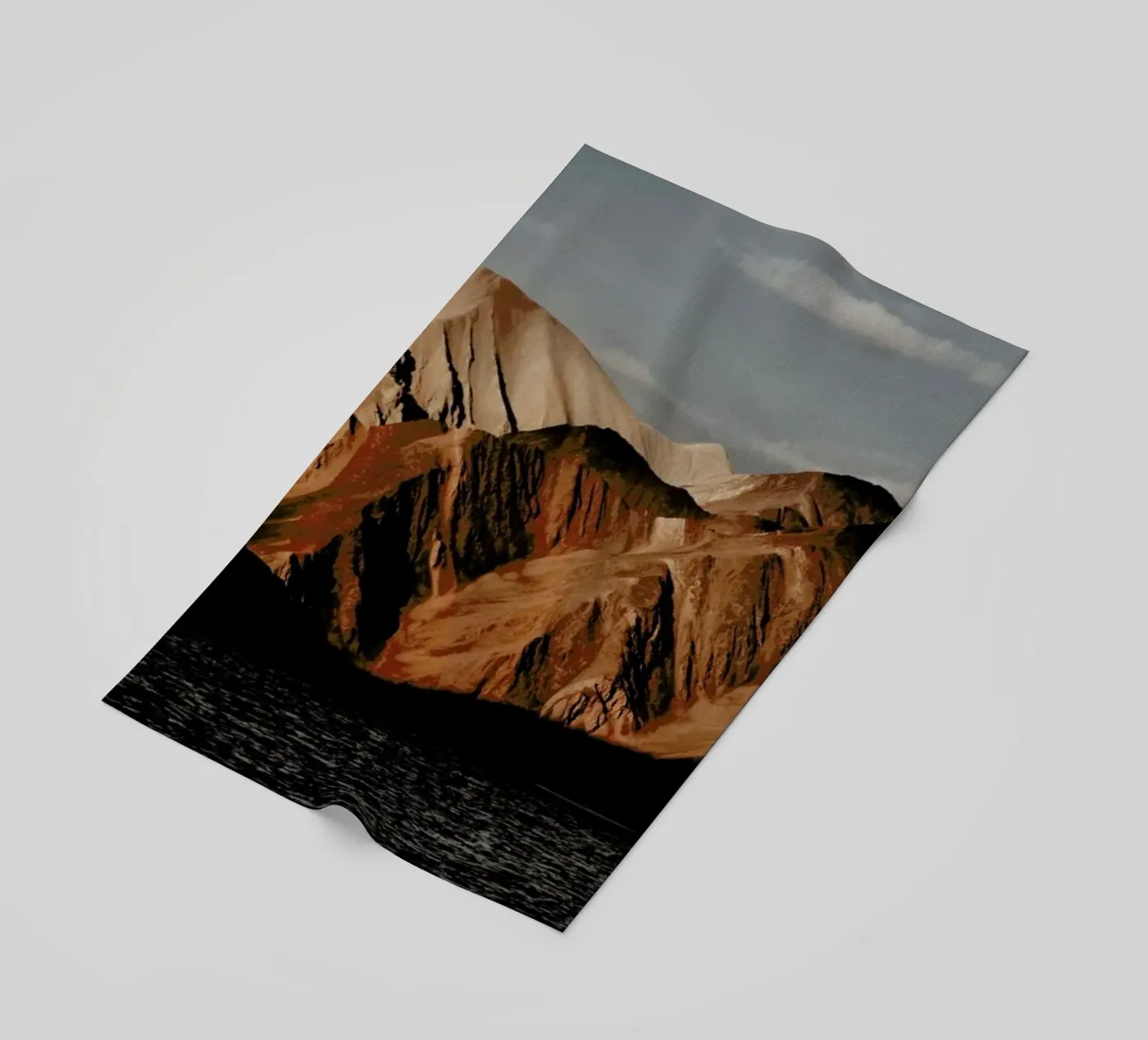 Mountain Elements Strandtuch von METROPOLIS