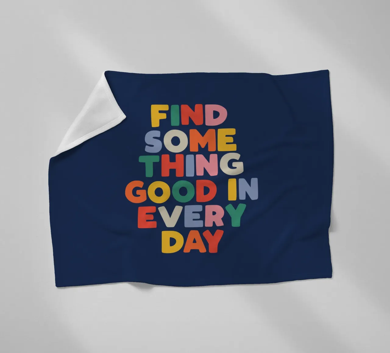 Trovare qualcosa di buono in ogni giorno Stampa tipografica colorata coperta in pile da THE MOTIVATED TYPE