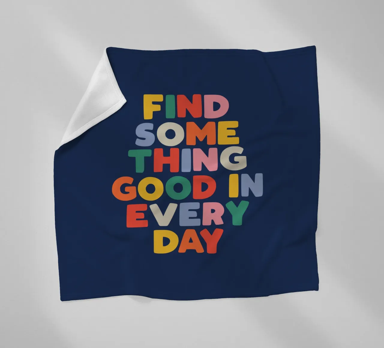 Jedem Tag etwas Gutes abgewinnen Bunte Typografie zum Ausdrucken Fleecedecke von THE MOTIVATED TYPE