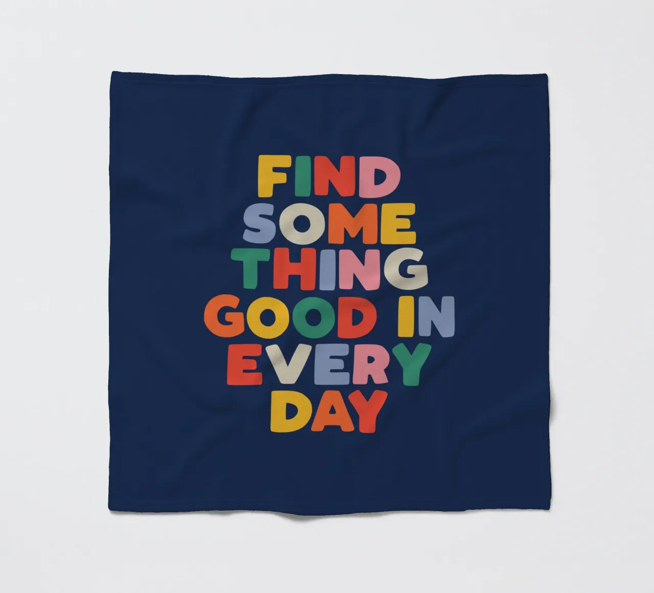 Jedem Tag etwas Gutes abgewinnen Bunte Typografie zum Ausdrucken Fleecedecke von THE MOTIVATED TYPE