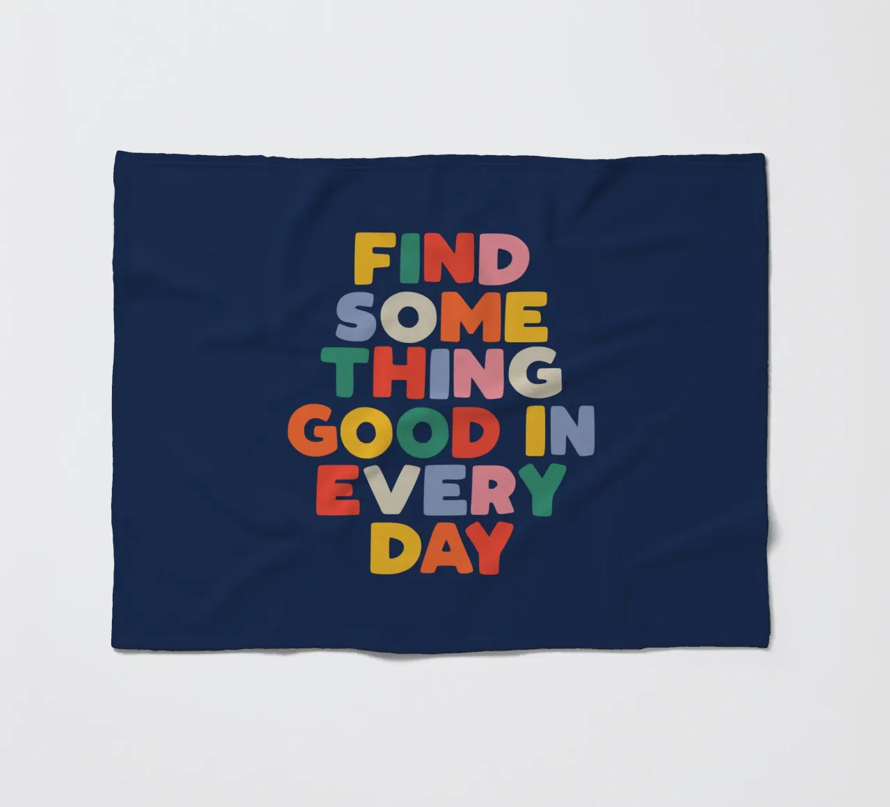 Jedem Tag etwas Gutes abgewinnen Bunte Typografie zum Ausdrucken Fleecedecke von THE MOTIVATED TYPE
