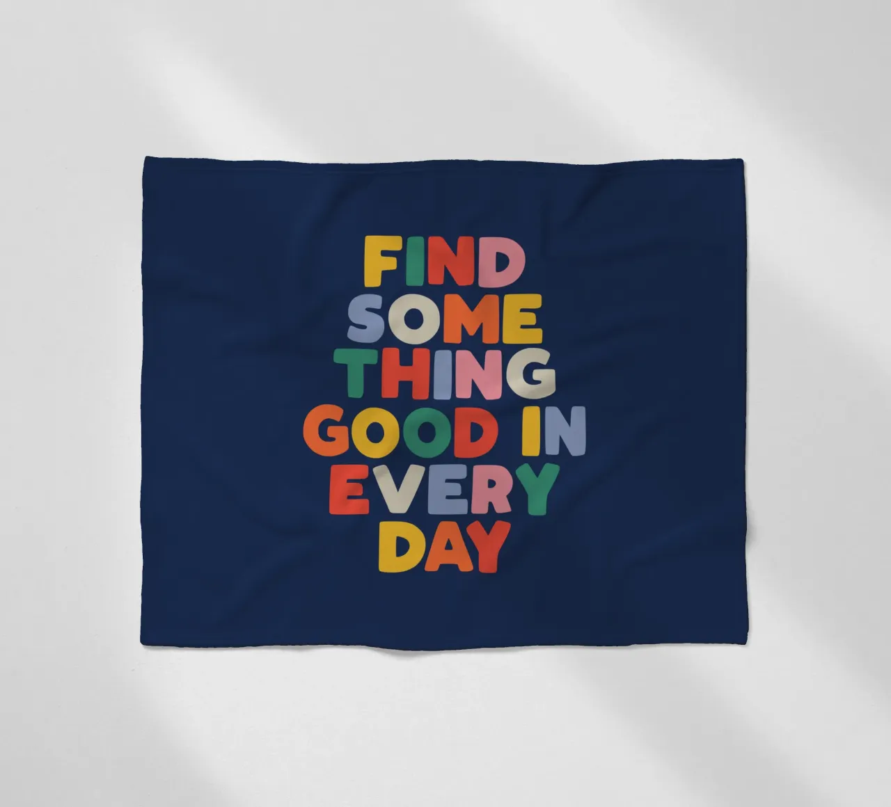 Trovare qualcosa di buono in ogni giorno Stampa tipografica colorata coperta in pile da THE MOTIVATED TYPE