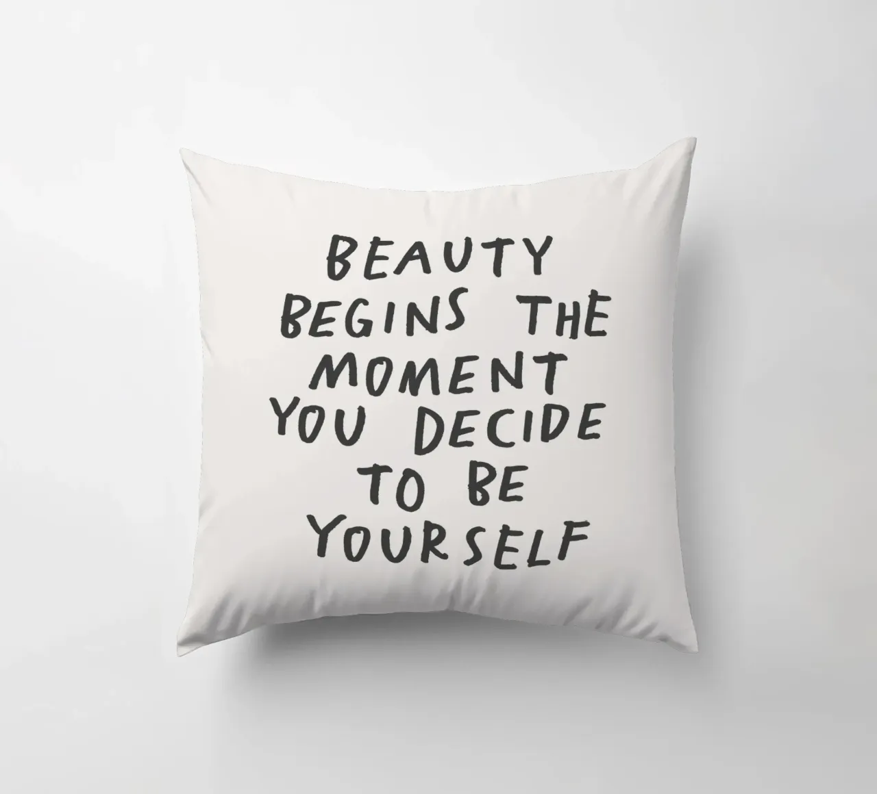 La beauté commence au moment où vous décidez d'être vous-même Imprimer coussin de THE MOTIVATED TYPE