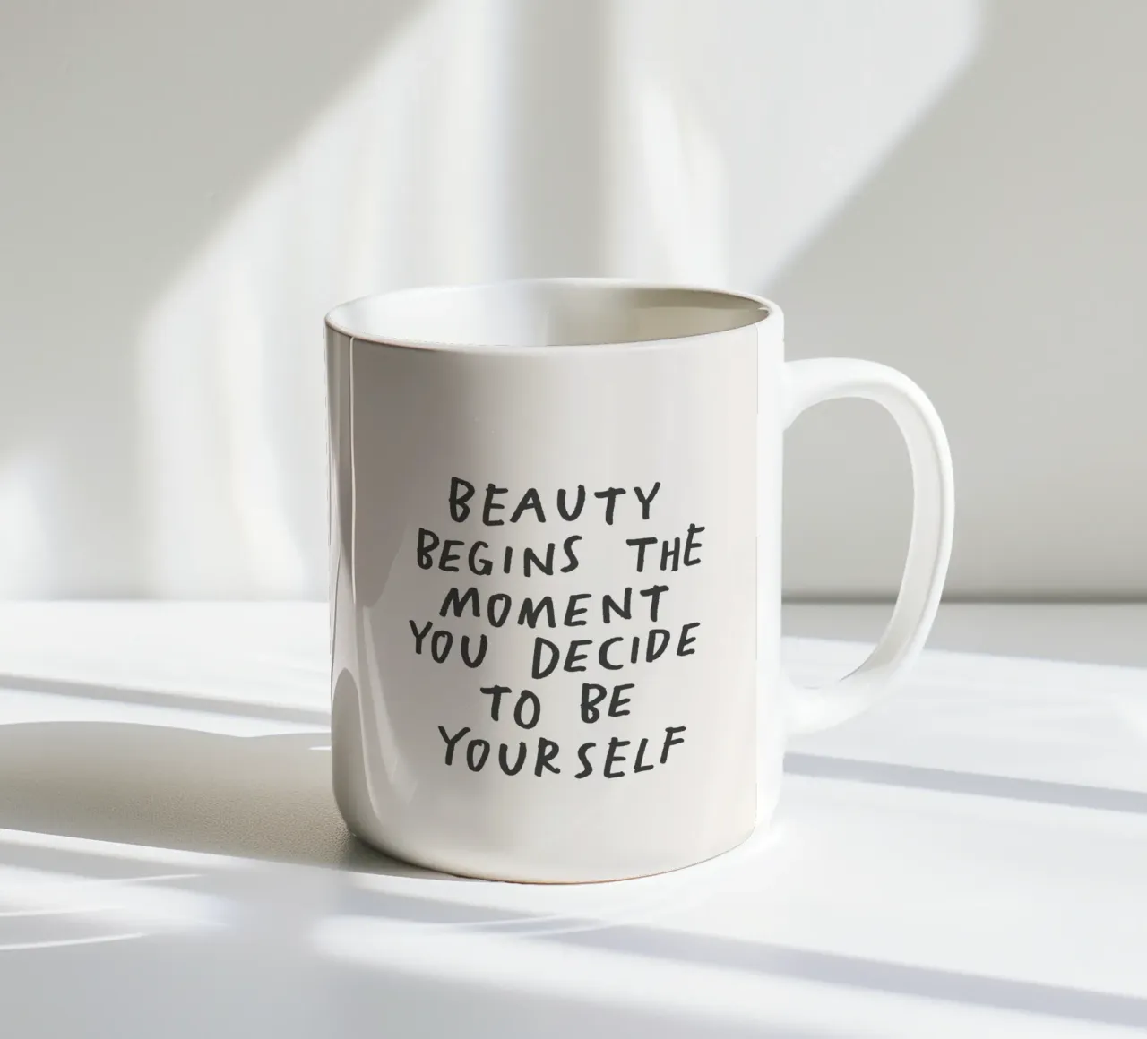 Schönheit beginnt in dem Moment, in dem du dich entscheidest, du selbst zu sein Print Keramik Tasse von THE MOTIVATED TYPE