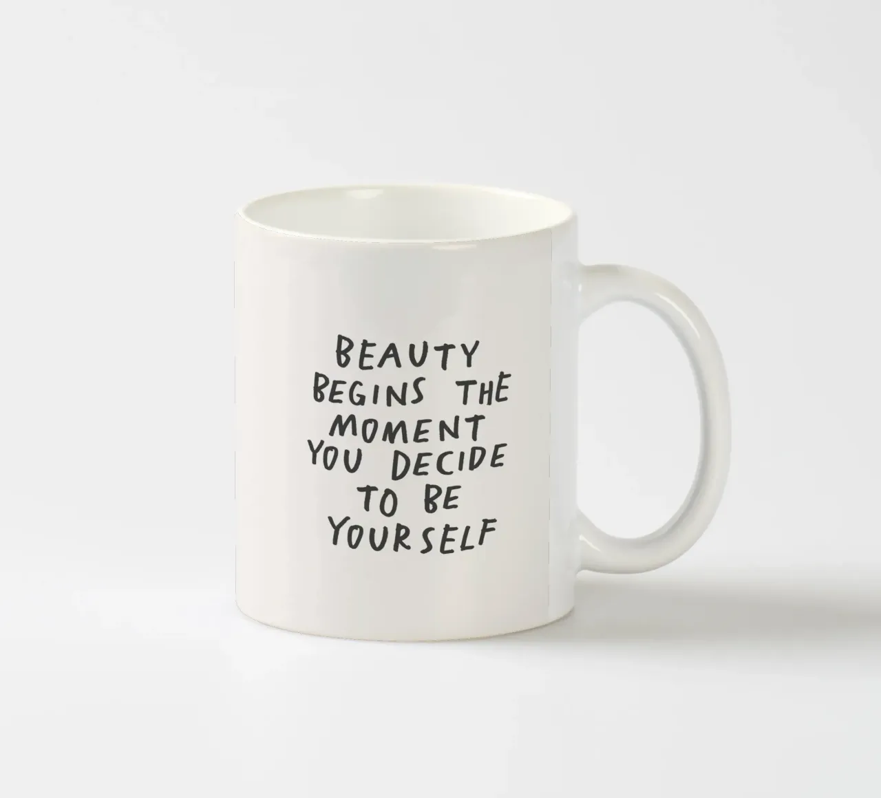Schönheit beginnt in dem Moment, in dem du dich entscheidest, du selbst zu sein Print Keramik Tasse von THE MOTIVATED TYPE