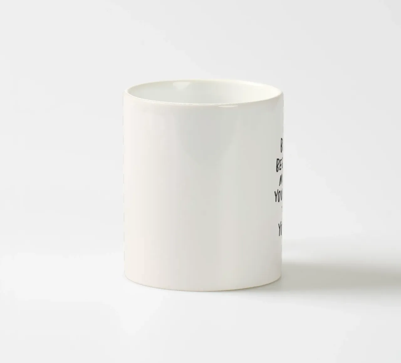 Schönheit beginnt in dem Moment, in dem du dich entscheidest, du selbst zu sein Print Keramik Tasse von THE MOTIVATED TYPE