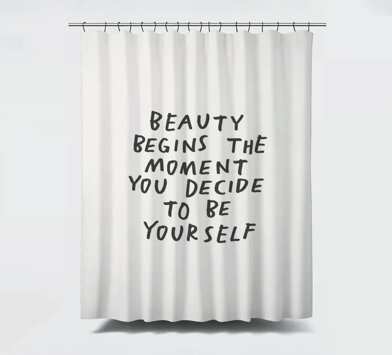 Schönheit beginnt in dem Moment, in dem du dich entscheidest, du selbst zu sein Print Duschvorhang von THE MOTIVATED TYPE