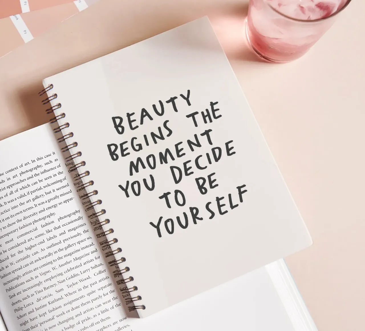 Schönheit beginnt in dem Moment, in dem du dich entscheidest, du selbst zu sein Print Ringbuch von THE MOTIVATED TYPE