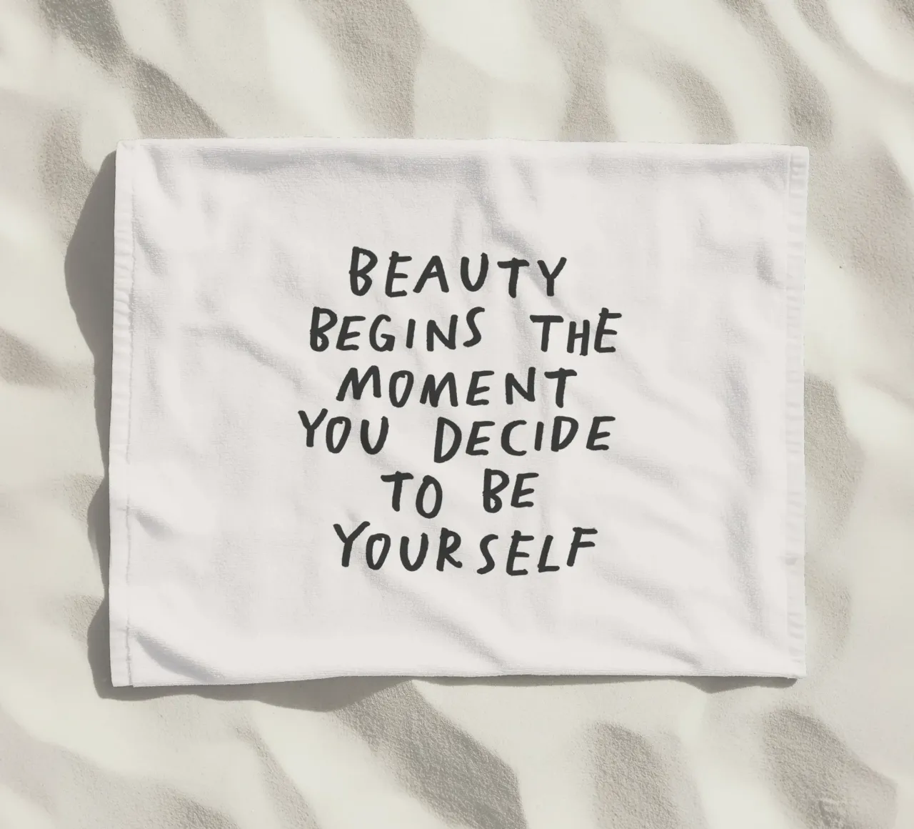 Schönheit beginnt in dem Moment, in dem du dich entscheidest, du selbst zu sein Print Strandtuch von THE MOTIVATED TYPE
