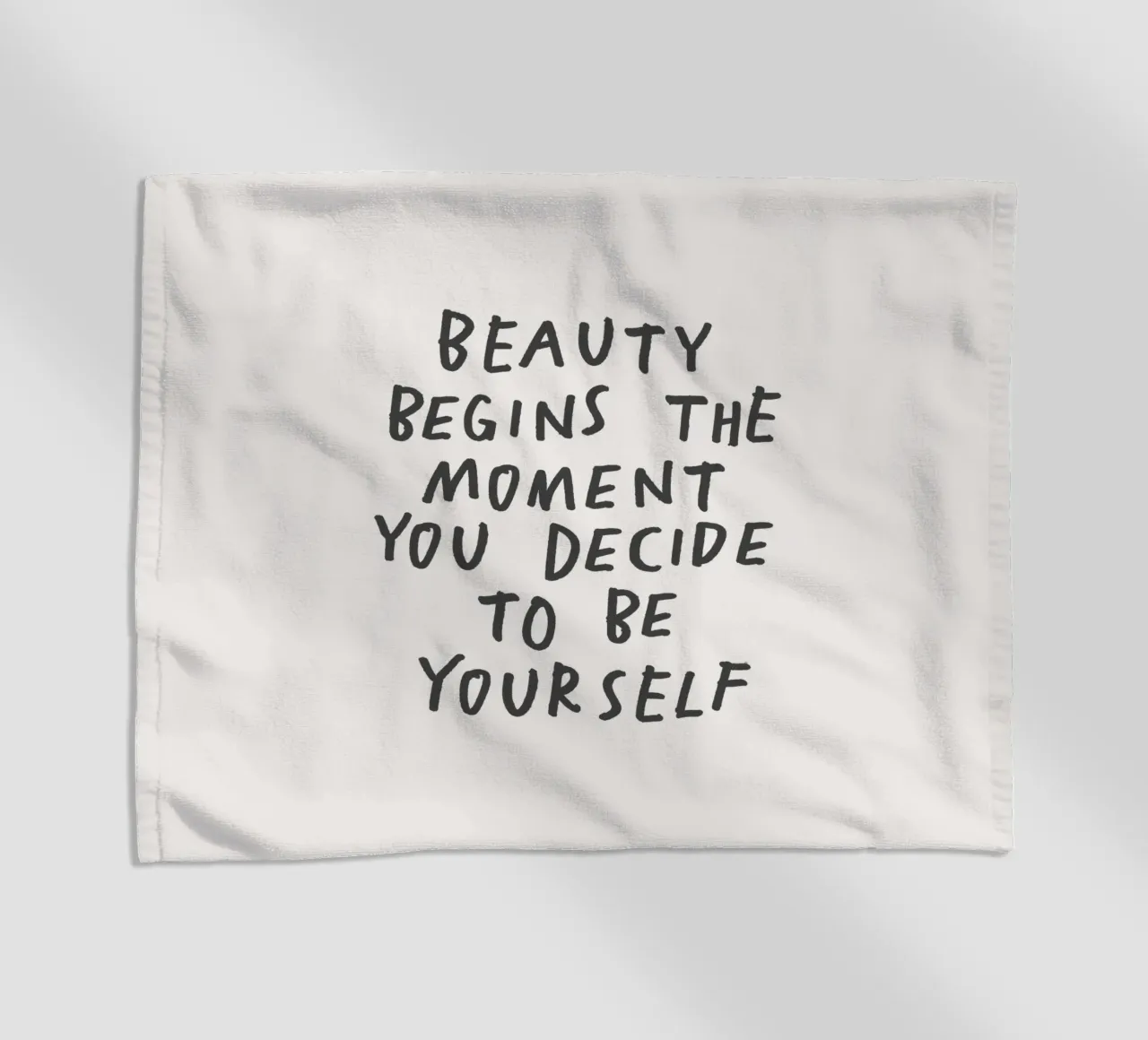 Schönheit beginnt in dem Moment, in dem du dich entscheidest, du selbst zu sein Print Strandtuch von THE MOTIVATED TYPE