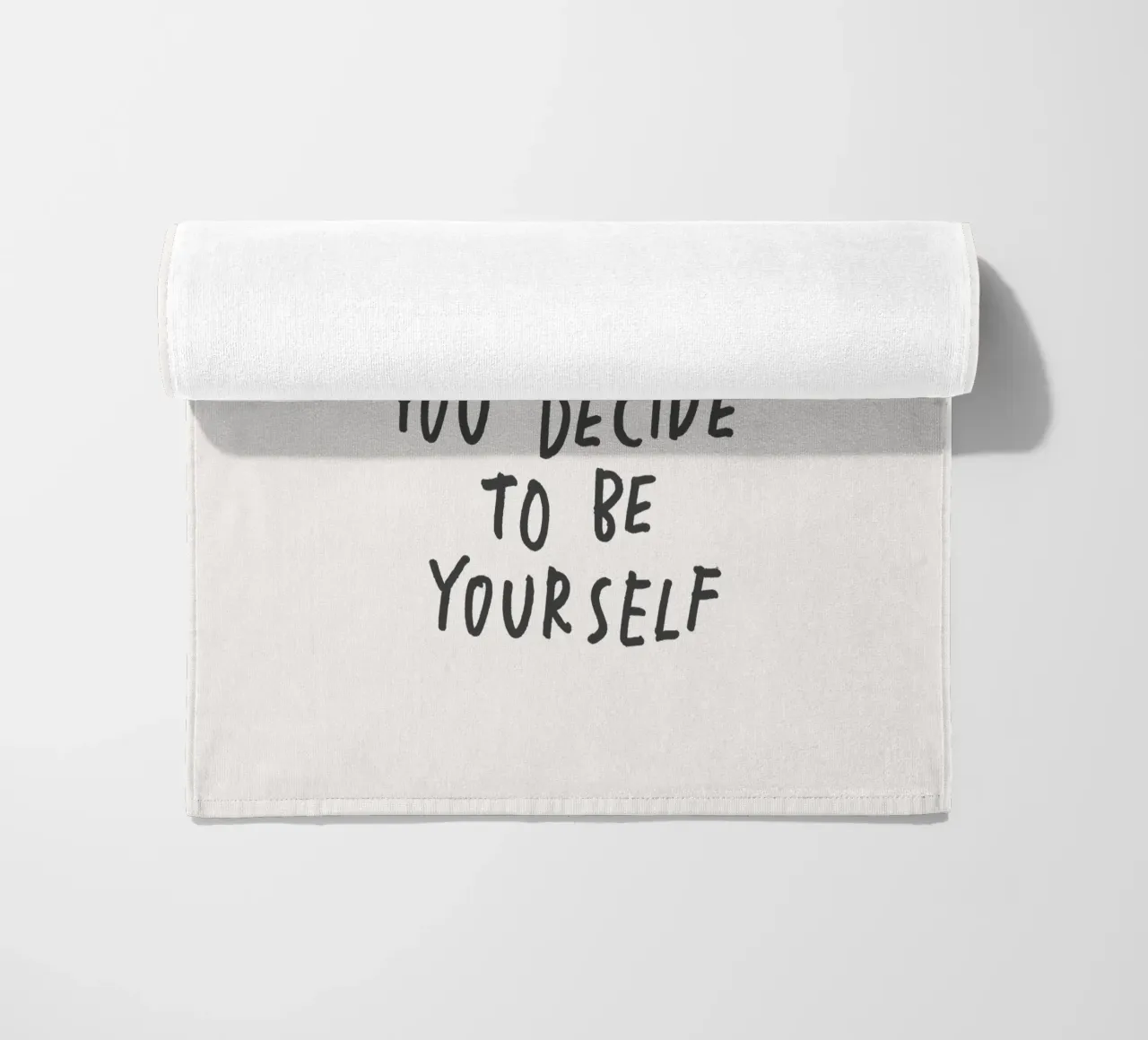 Schönheit beginnt in dem Moment, in dem du dich entscheidest, du selbst zu sein Print Strandtuch von THE MOTIVATED TYPE