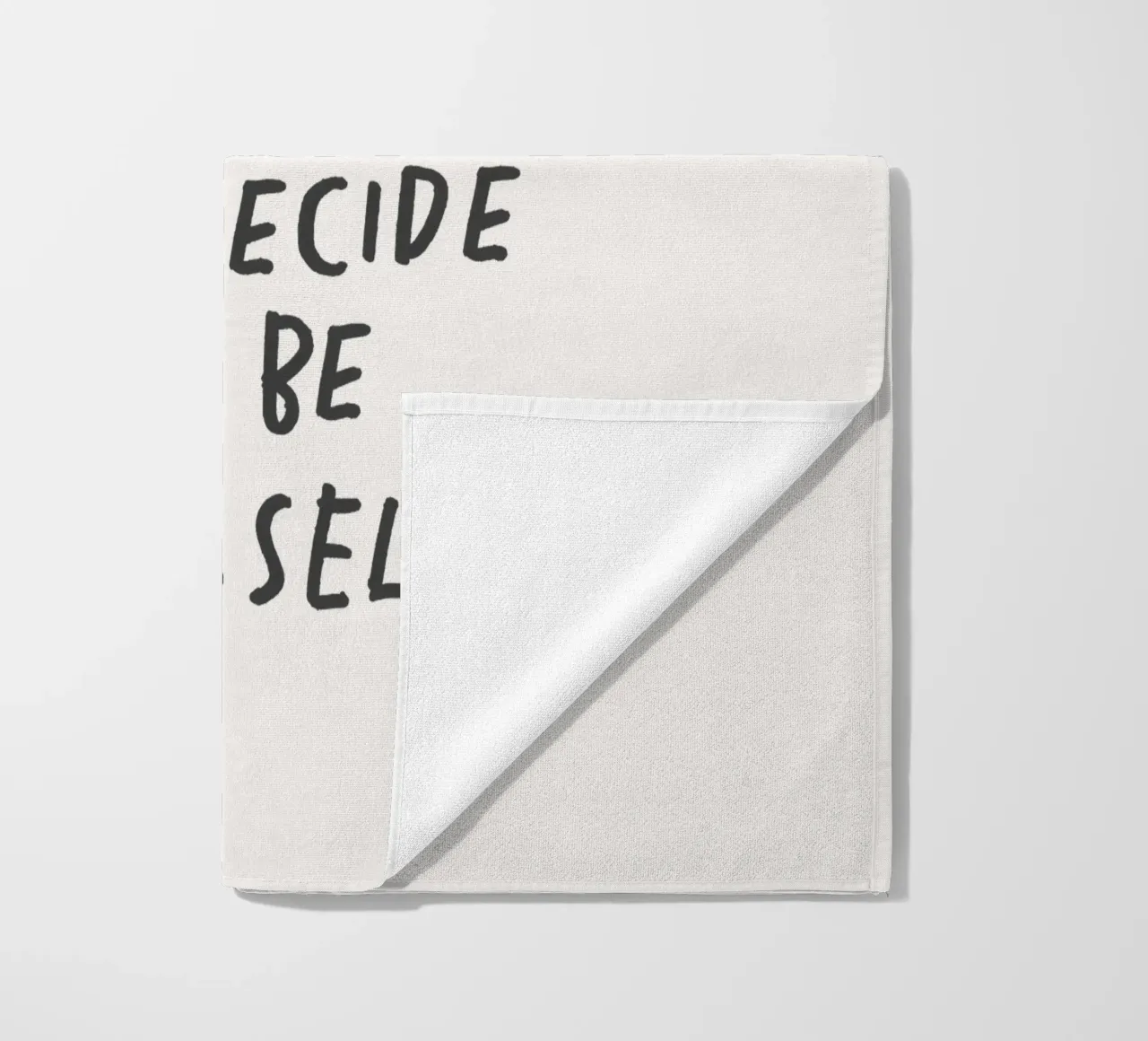 Schönheit beginnt in dem Moment, in dem du dich entscheidest, du selbst zu sein Print Strandtuch von THE MOTIVATED TYPE