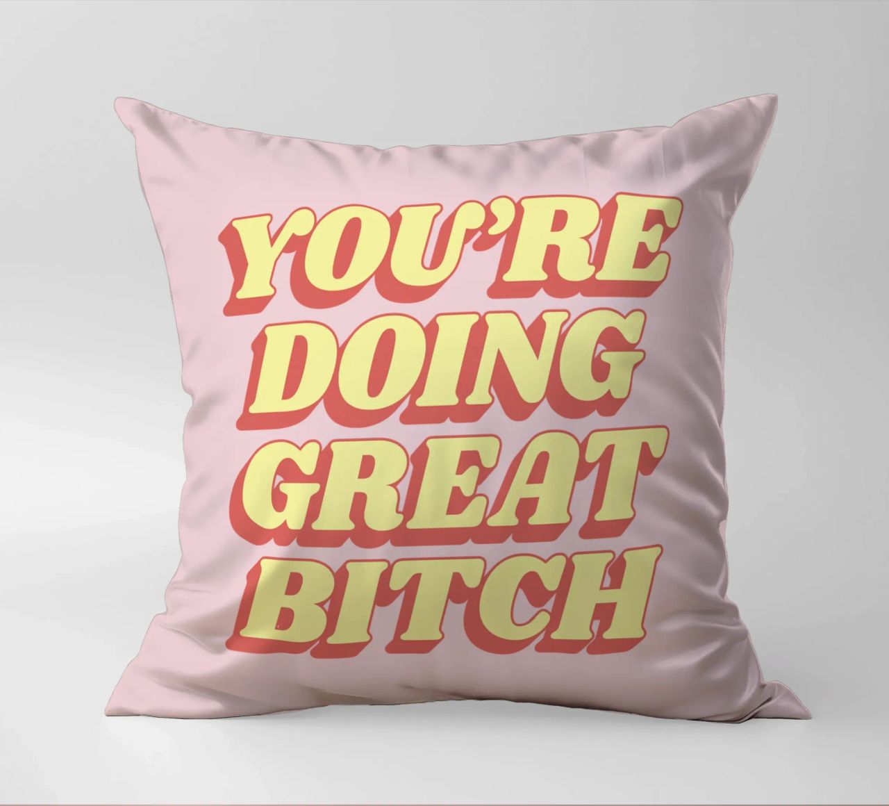 Stampa tipografica "You're Doing Great Bitch" in rosa rosso giallo cuscino da THE MOTIVATED TYPE