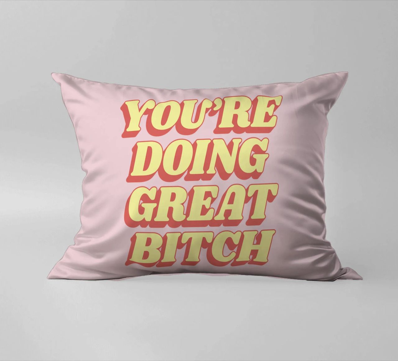 Stampa tipografica "You're Doing Great Bitch" in rosa rosso giallo cuscino da THE MOTIVATED TYPE