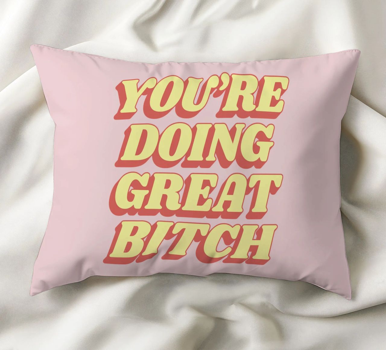 Stampa tipografica "You're Doing Great Bitch" in rosa rosso giallo cuscino da THE MOTIVATED TYPE