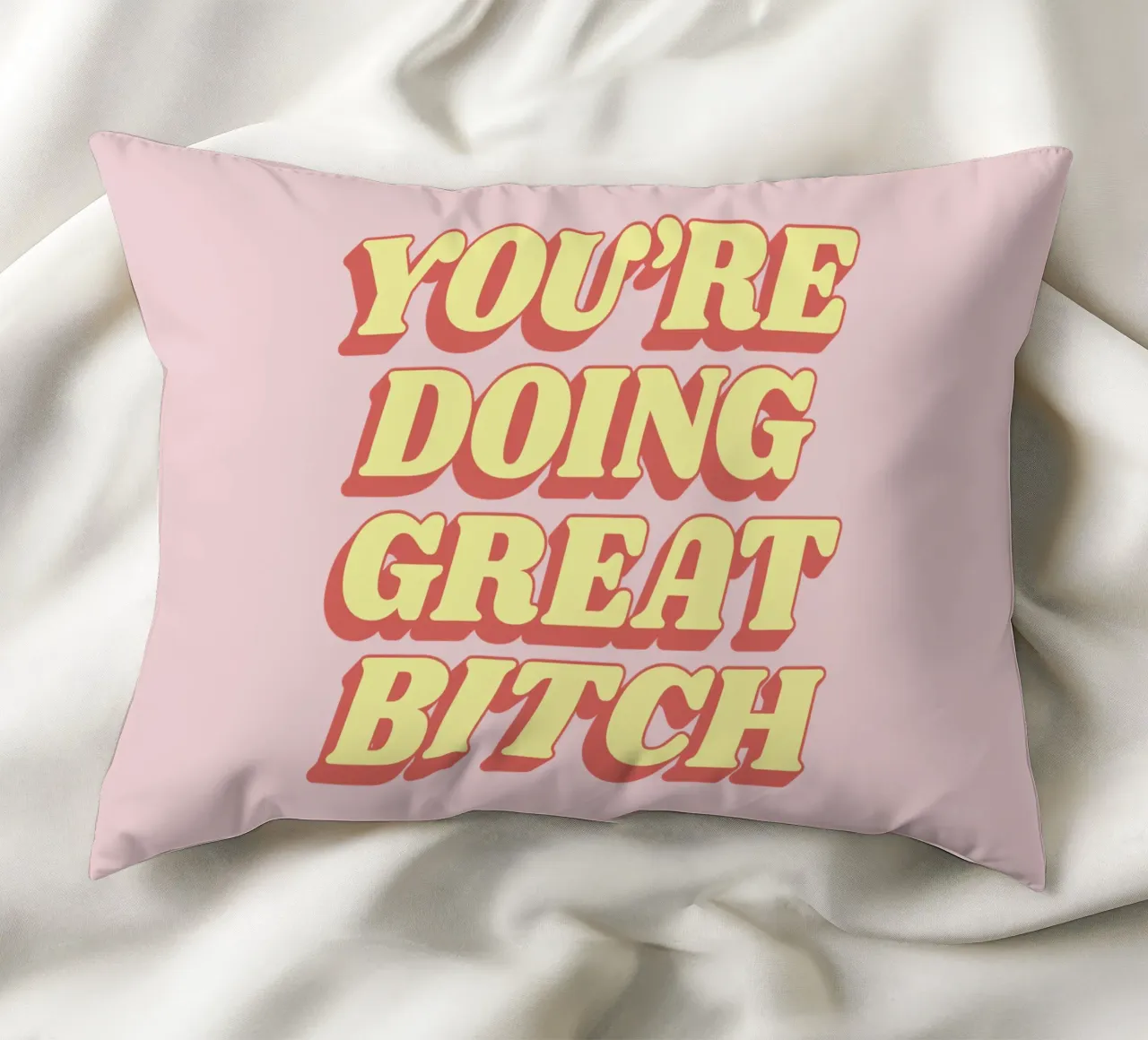 You're Doing Great Bitch Impresión tipográfica en rosa rojo amarillo cojín de THE MOTIVATED TYPE
