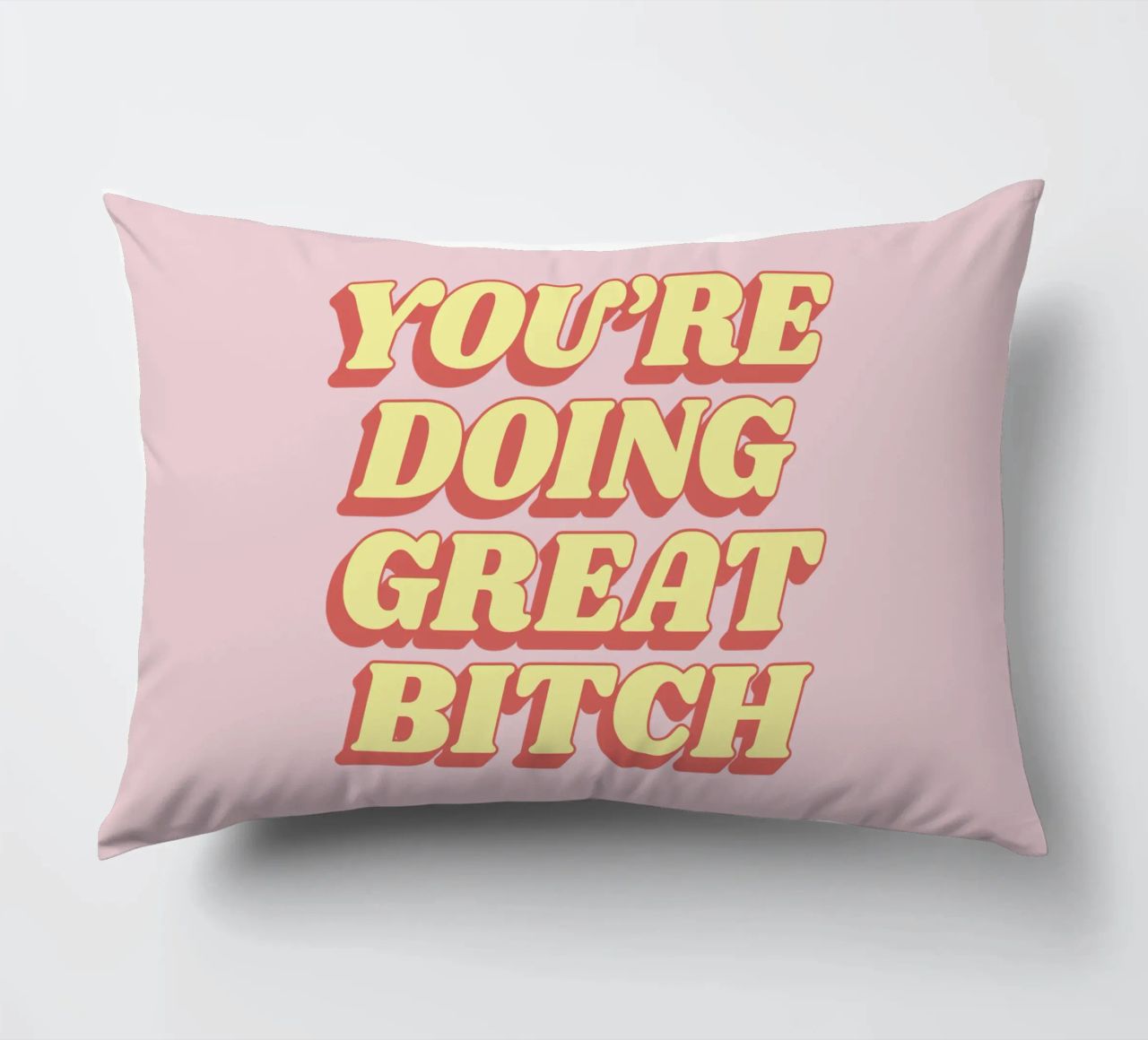 Stampa tipografica "You're Doing Great Bitch" in rosa rosso giallo cuscino da THE MOTIVATED TYPE