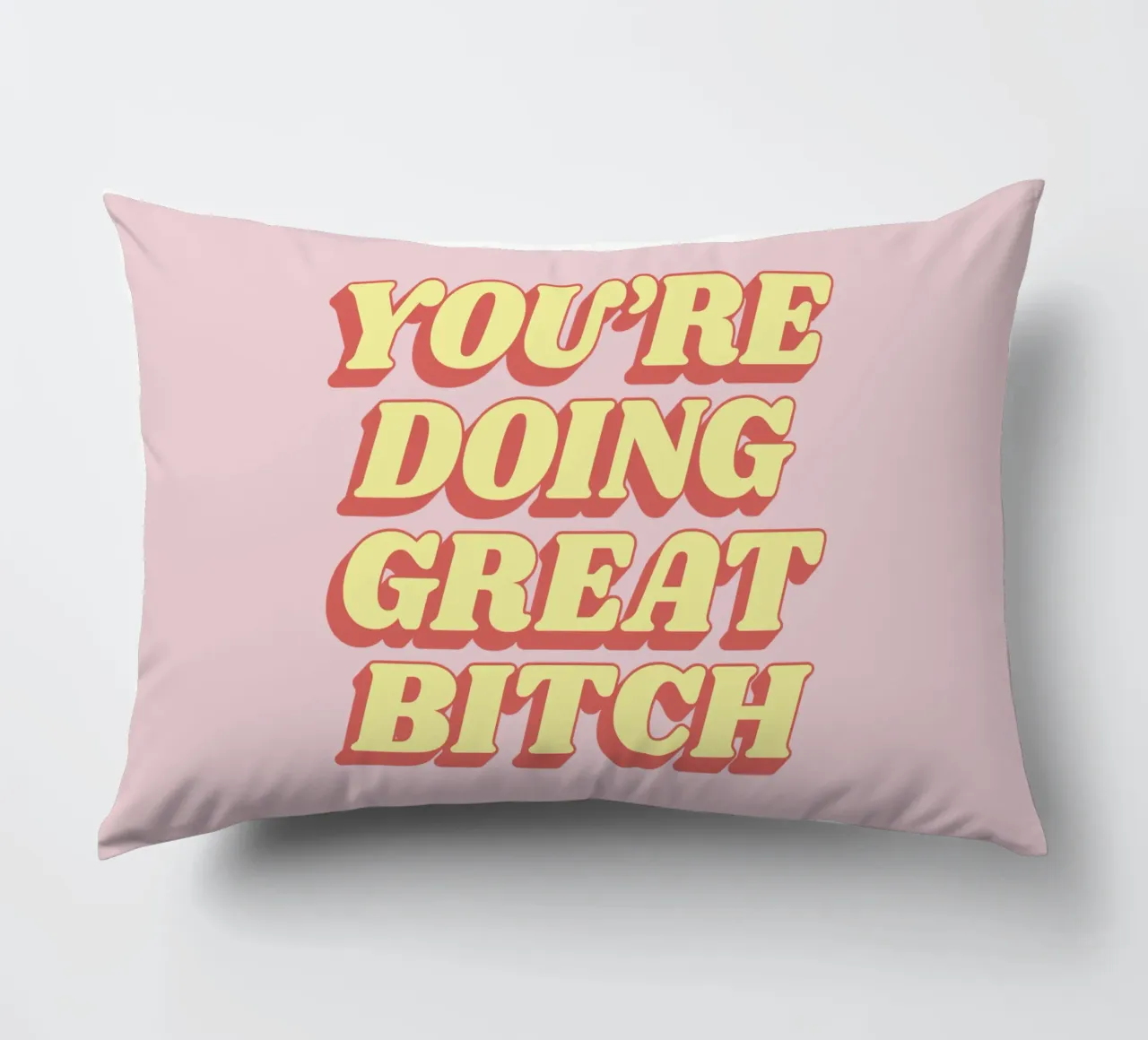 You're Doing Great Bitch Impresión tipográfica en rosa rojo amarillo cojín de THE MOTIVATED TYPE