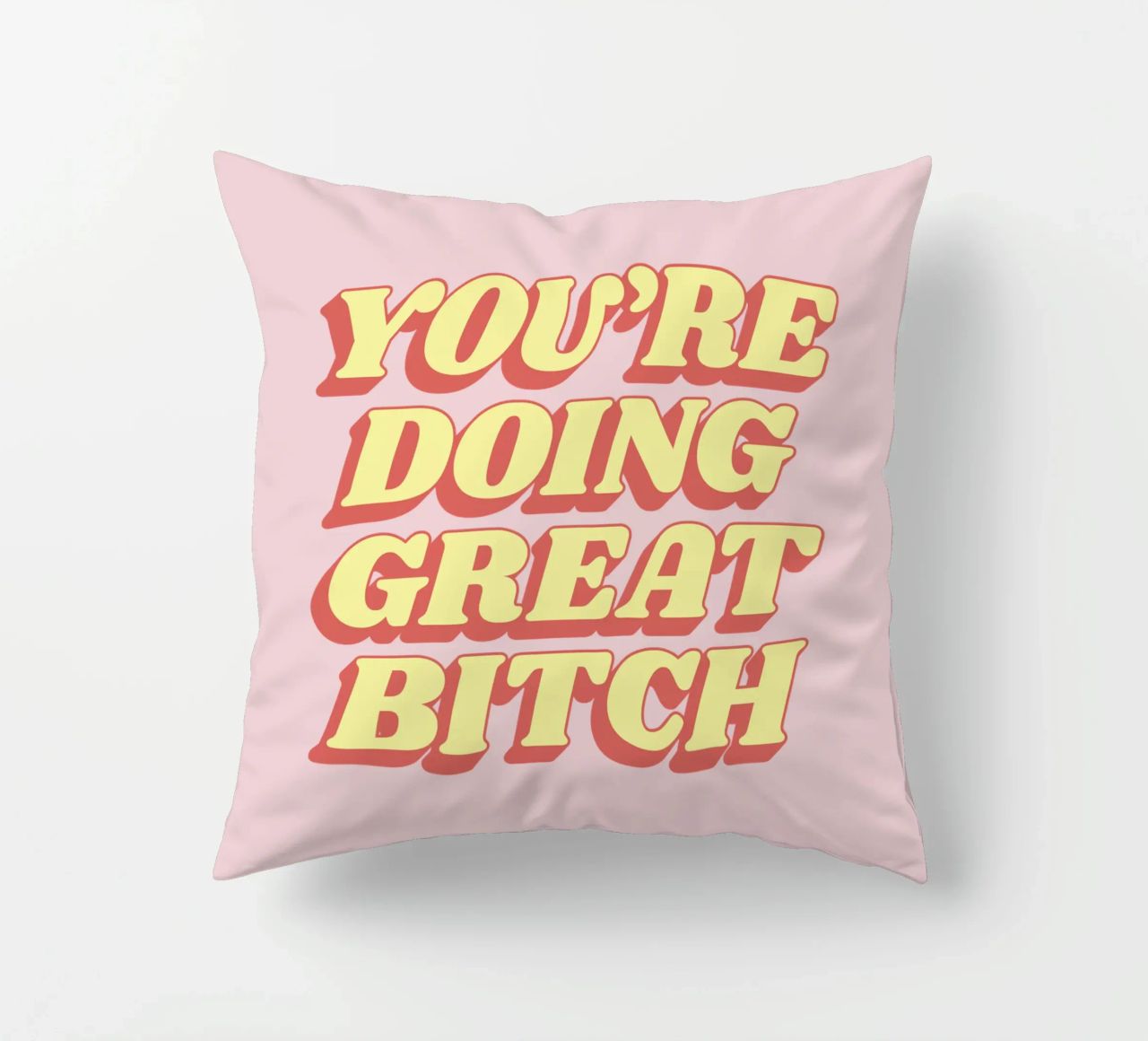 Stampa tipografica "You're Doing Great Bitch" in rosa rosso giallo cuscino da THE MOTIVATED TYPE