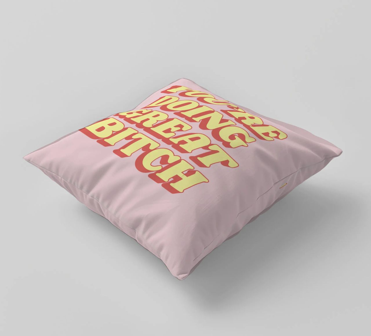 Stampa tipografica "You're Doing Great Bitch" in rosa rosso giallo cuscino da THE MOTIVATED TYPE