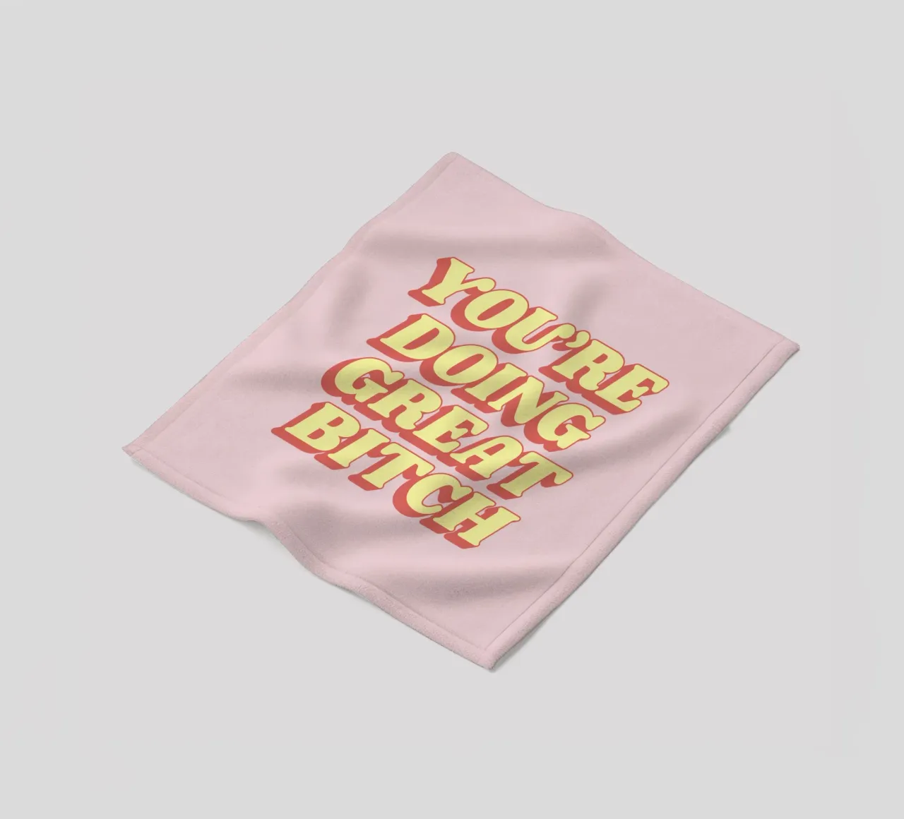 Stampa tipografica "You're Doing Great Bitch" in rosa rosso giallo coperta in pile da THE MOTIVATED TYPE