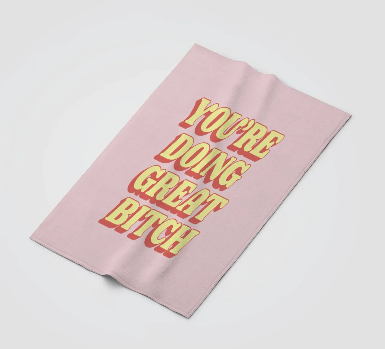 Stampa tipografica "You're Doing Great Bitch" in rosa rosso giallo coperta in pile da THE MOTIVATED TYPE