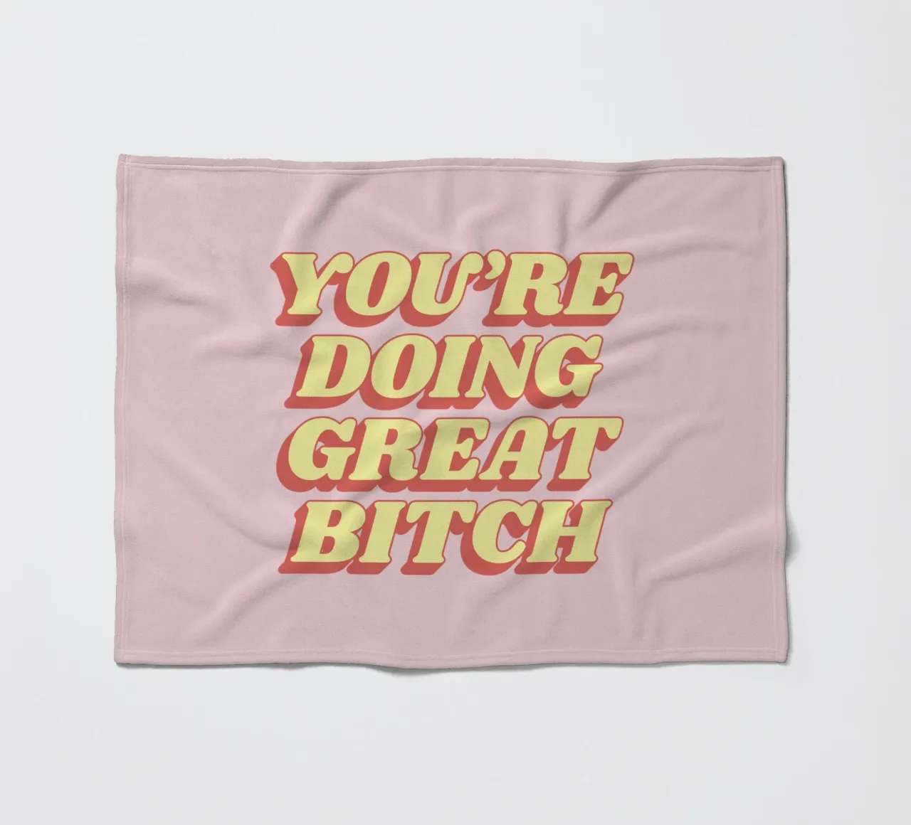Stampa tipografica "You're Doing Great Bitch" in rosa rosso giallo coperta in pile da THE MOTIVATED TYPE