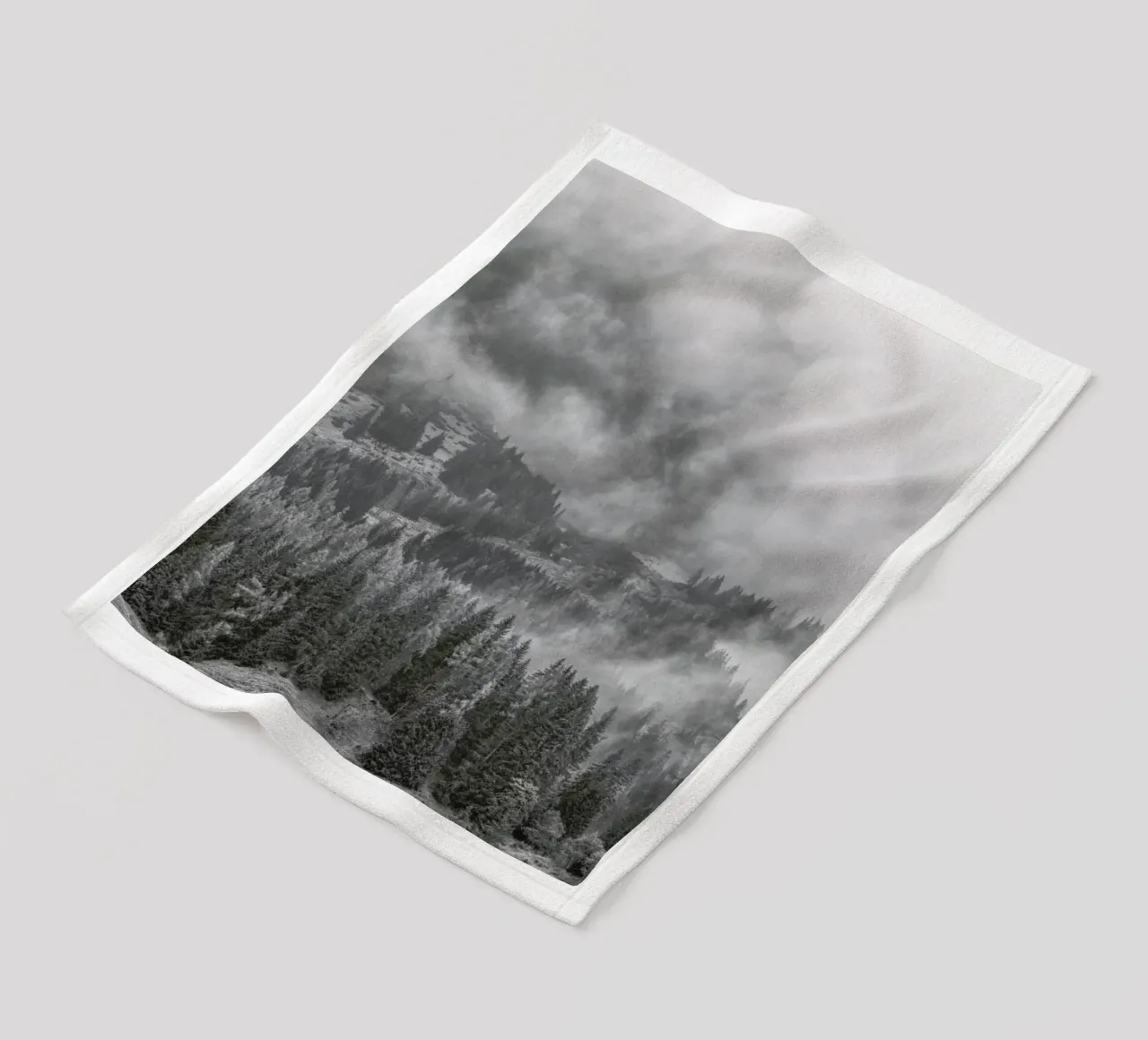 Clouds Forming 2 coperta in pile da Nur Mut