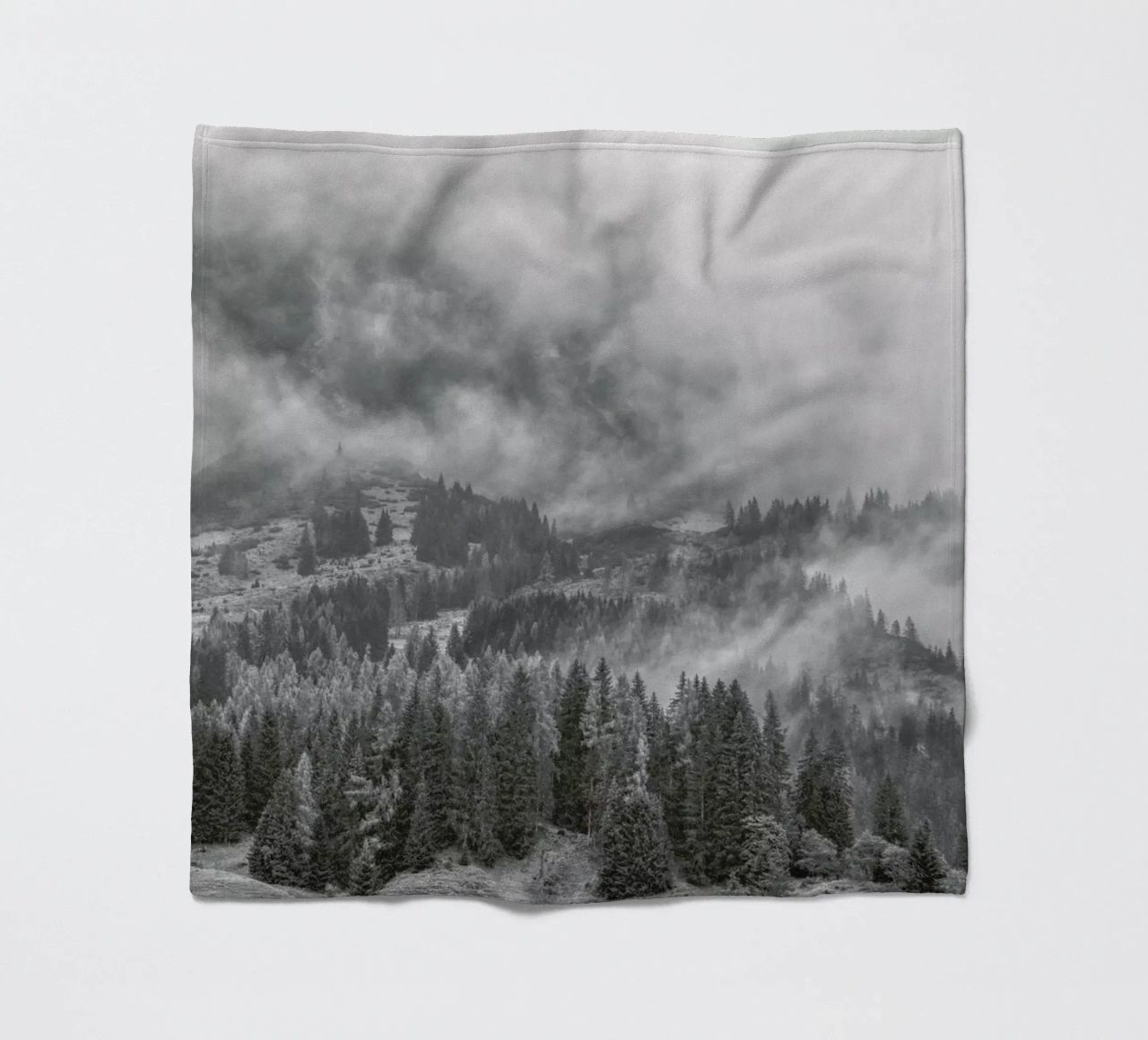Clouds Forming 2 coperta in pile da Nur Mut
