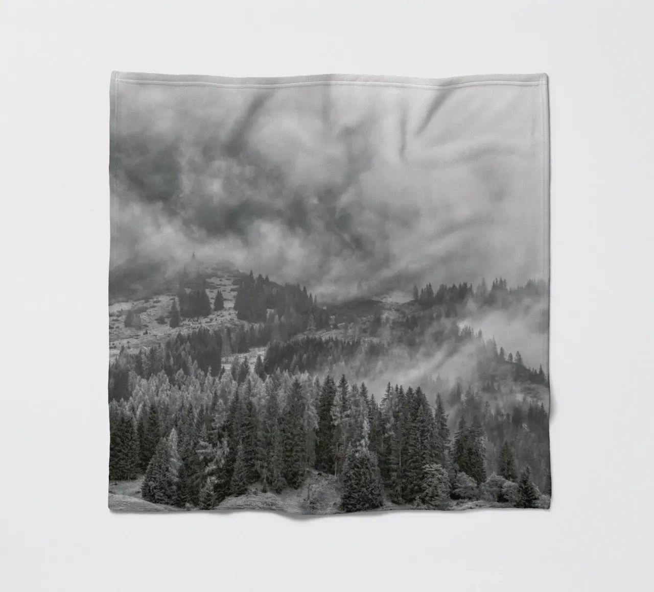Clouds Forming 2 coperta in pile da Nur Mut