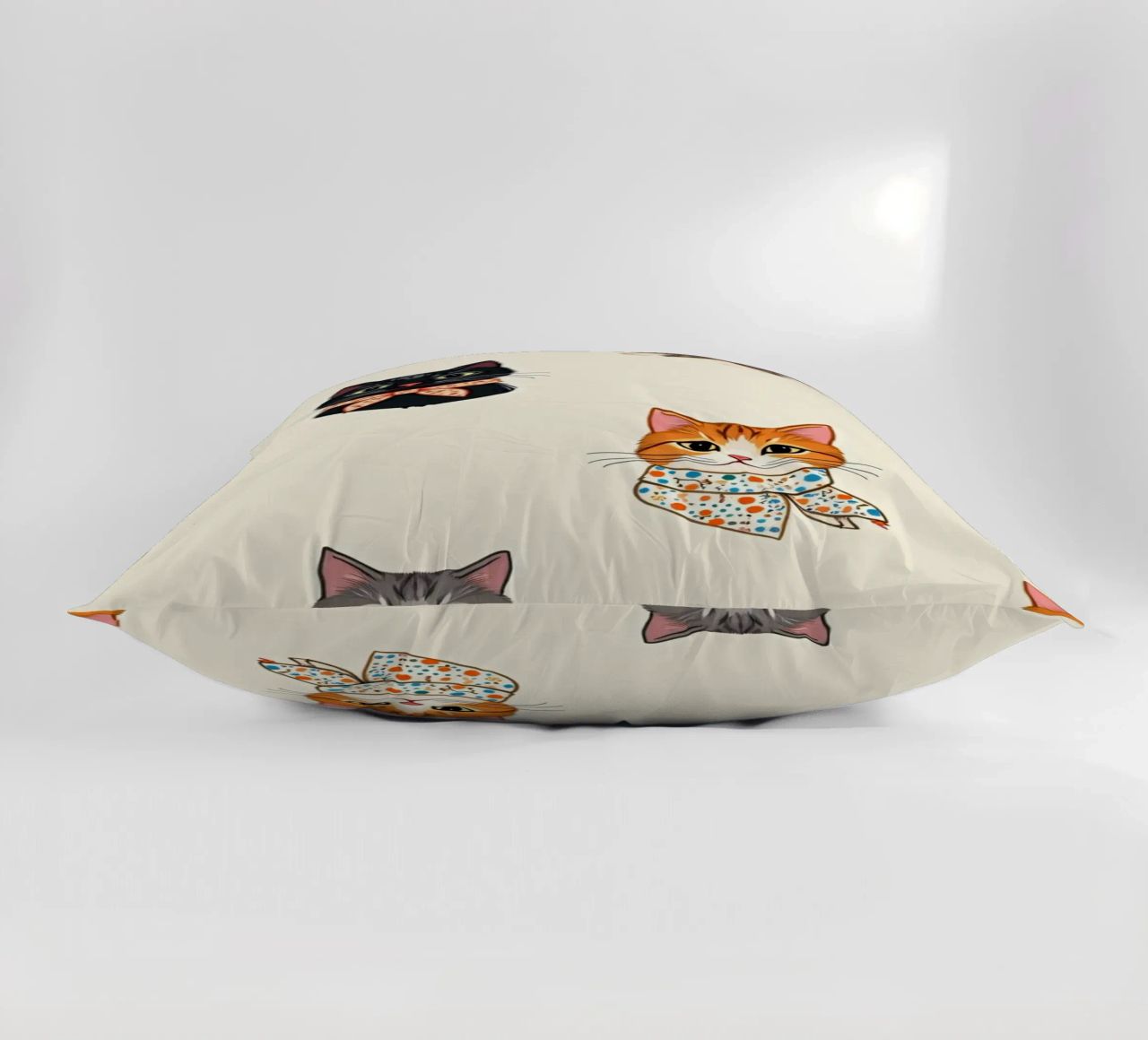 Gatti colorati con sciarpe dal design stravagante cuscino da DesignDoodle
