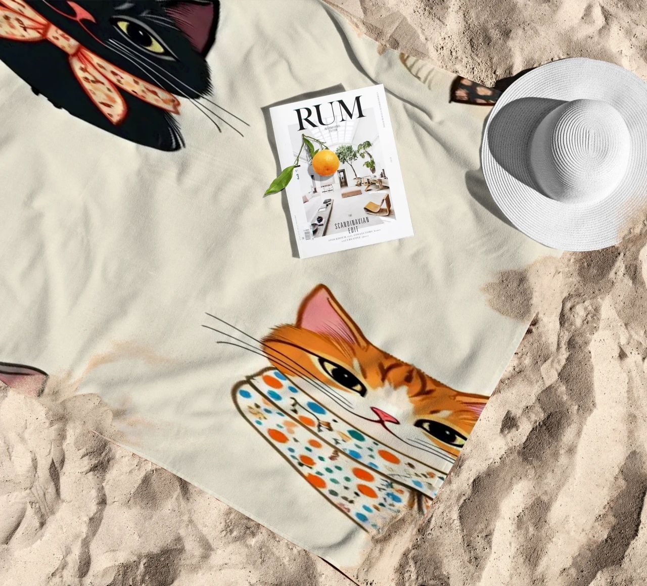 Gatti colorati con sciarpe dal design stravagante telo mare da DesignDoodle